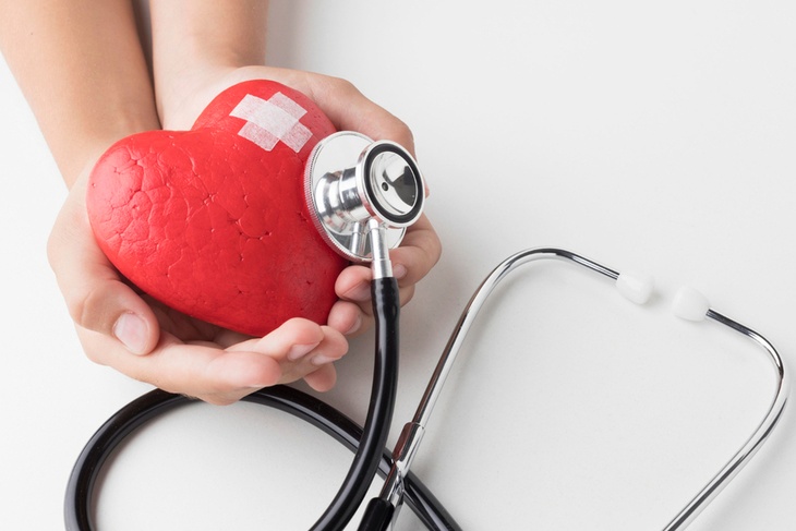 Кардиолог рассказала, есть ли связь между отеками лица и болезнями сердца
