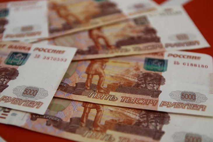 Суд вынесет приговор женщине, которая нашла 5 000 рублей и оставила их себе