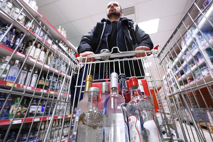 В Госдуме предложили запретить продавать алкоголь и табак за наличные