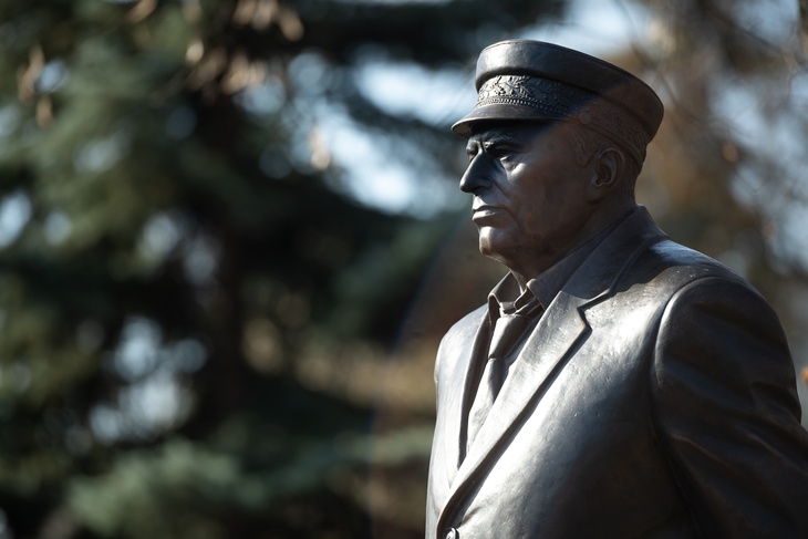 На Новодевичьем кладбище в Москве открыли памятник Жириновскому