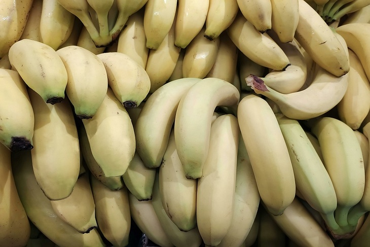 Россиян призвали мыть бананы, апельсины и орехи