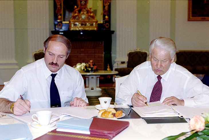 Из председателя совхоза — в президенты: как Александр Лукашенко 7 раз становился главой государства Из председателя совхоза — в президенты: как Александр Лукашенко 7 раз становился главой государства