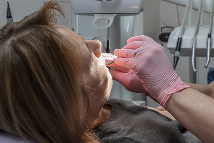 Ранее старение, нарушение дикции: россиянам назвали опасность длительного отсутствия зуба