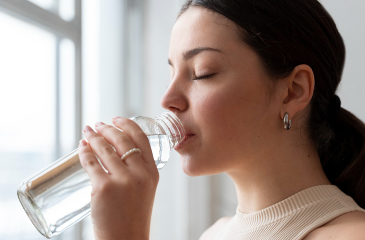 Не ледяную: врач-терапевт Романенко рассказала, какую воду важно пить в жаркую погоду