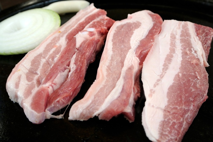 Диетолог развеяла миф о жирности свинины