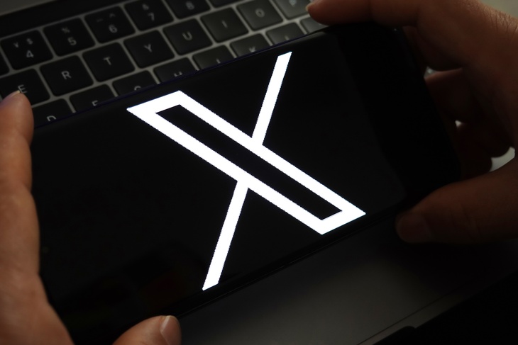 Веб-версия социальной сети Twitter официально сменила логотип на X