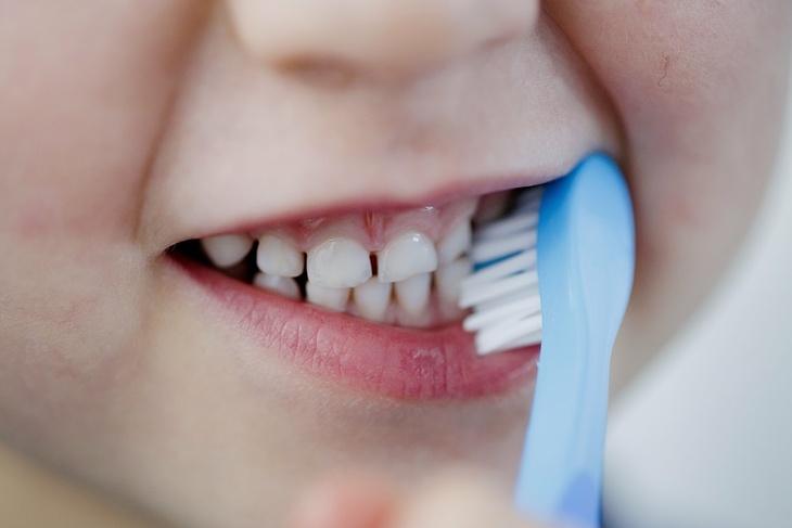 Стоматолог объяснил, почему нужно чистить зубы после завтрака