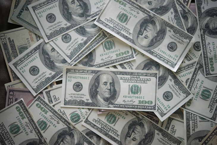 Доллар может взлететь на какую-то безумную величину: экономист назвал причину ослабления рубля