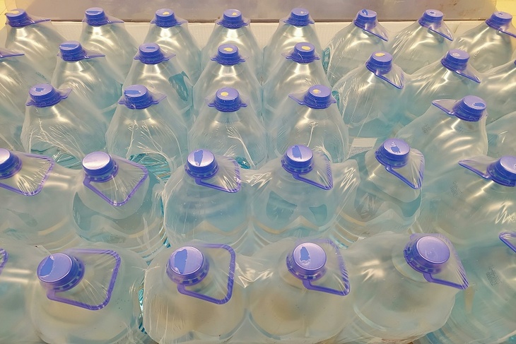 Россиянам объяснили, когда вода в пластиковой бутылке становится смертельно опасной