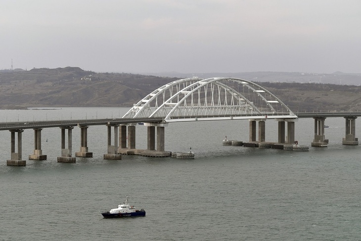 На Крымском мосту временно ограничили движение автотранспорта