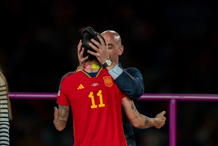 Главу RFEF Рубиалеса хотят отстранить на 15 лет из-за поцелуя футболистки 