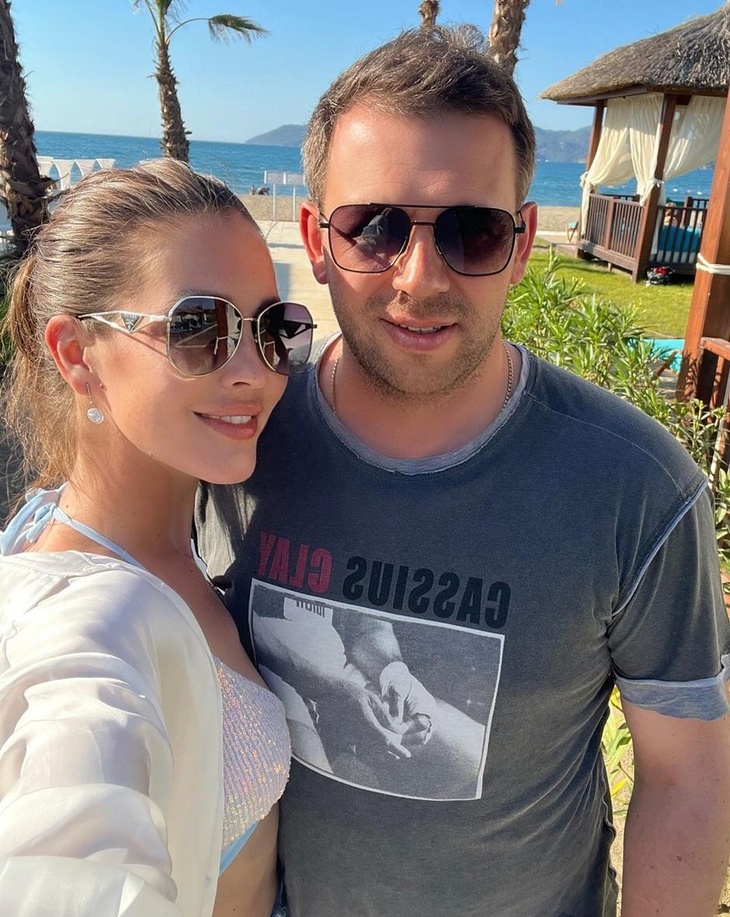 В тени сестры: как сложилась жизнь Анны Бузовой – от шоу-бизнеса до продажи тракторов