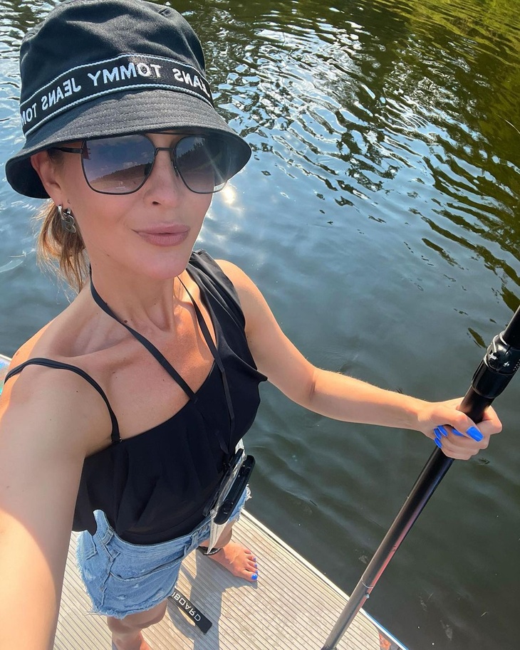 В тени сестры: как сложилась жизнь Анны Бузовой – от шоу-бизнеса до продажи тракторов