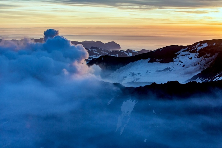 Вулкан Эбеко на Северных Курилах выбросил пепел на высоту около трех километров