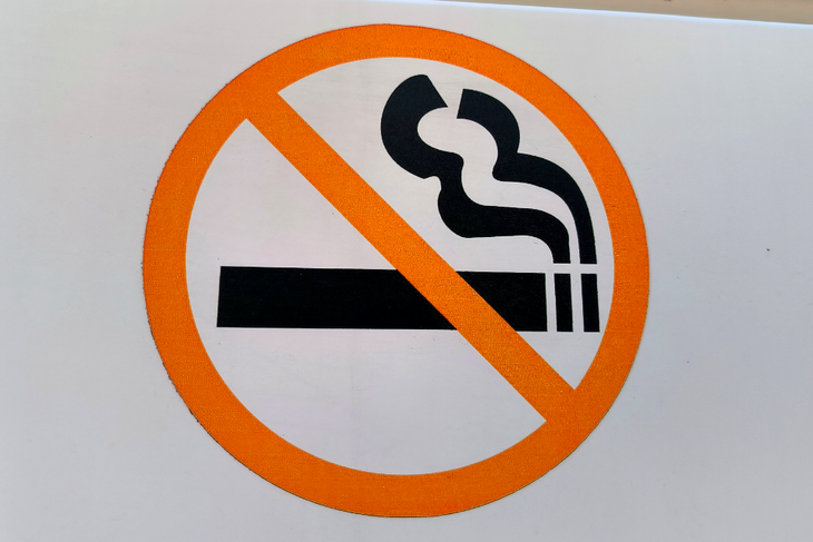 В России могут начать наносить надписи о вреде курения и алкоголя на самые разные предметы