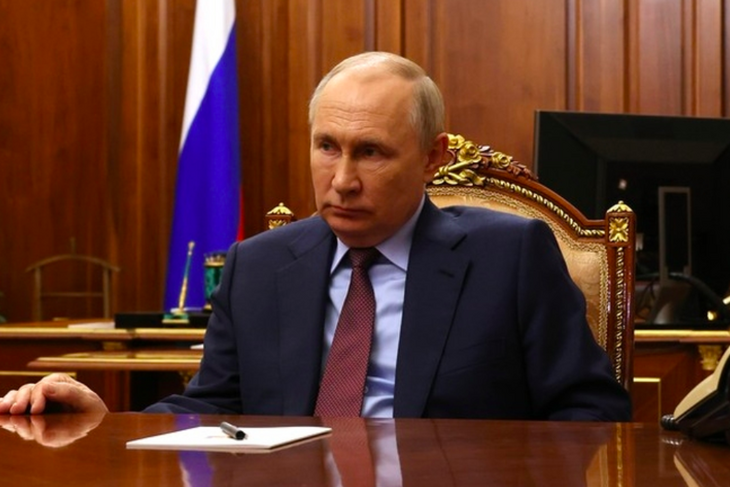 Путин поручил Центробанку и правительству усилить контроль по оттоку капитала