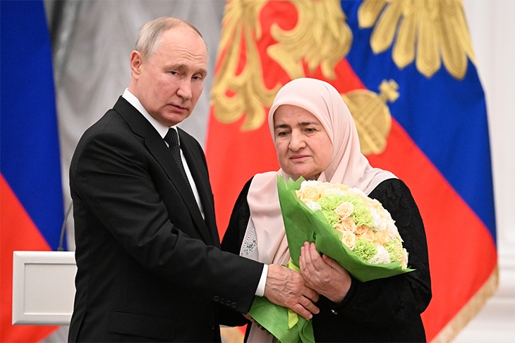 Владимир Путин наградил мать главы Чечни