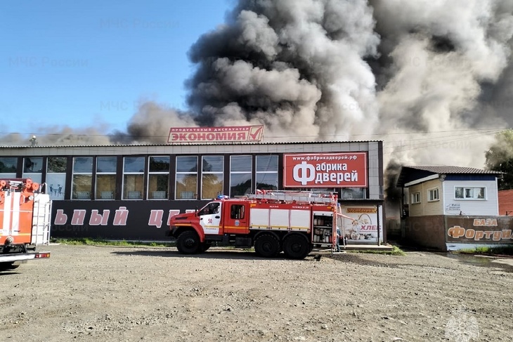 Крупный пожар произошел в супермаркете в Иркутской области