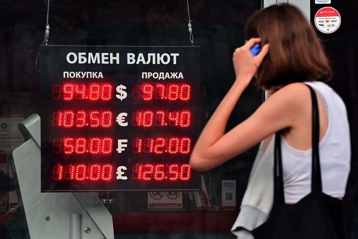Аналитики выяснили, мужчины или женщины чаще следят за курсом рубля