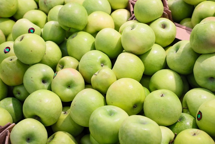 Нутрициолог Арзамасцев объяснил, кому нельзя есть яблоки