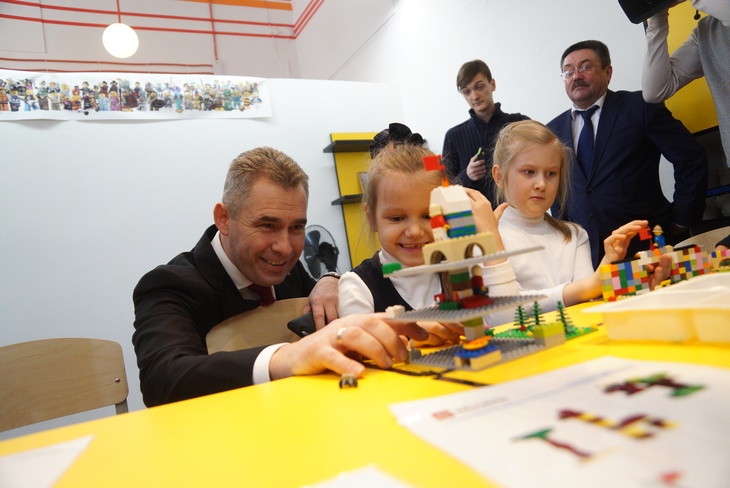 Телезвезда, бывший детский омбудсмен и писатель: что мы знаем о Павле Астахове