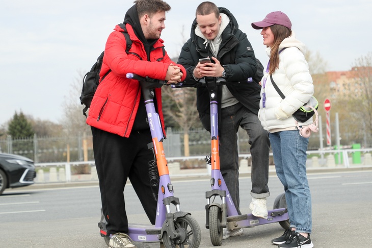 Трое на электросамокате сбили пожилую женщину в Санкт-Петербурге 