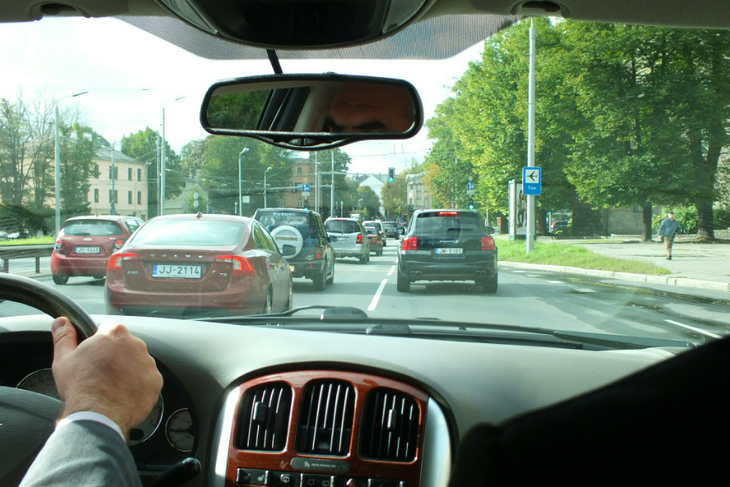 Россияне в Прибалтике начали прятать свои автомобили от властей и соседей