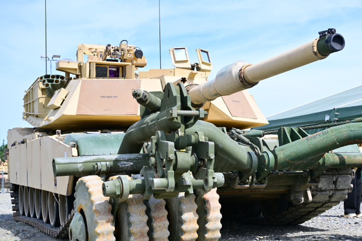 Французский военный заявил, что танки Abrams взрываются сами из-за двигателя