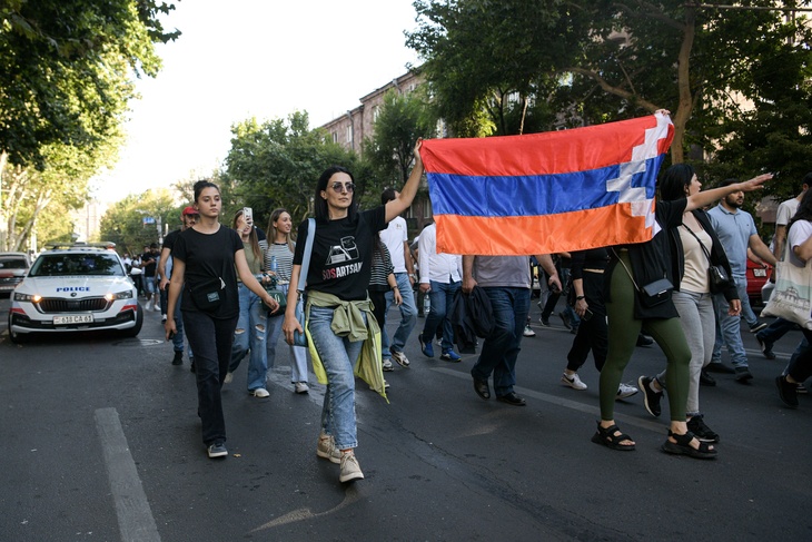 Протестующие продолжают собираться в центре Еревана