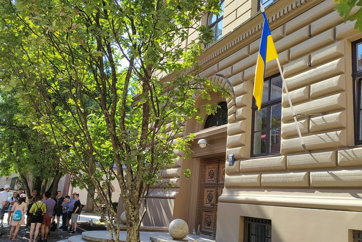 Во французском Вьене сняли флаг Украины после слов Зеленского об Азербайджане Во французском Вьене сняли флаг Украины после слов Зеленского об Азербайджане