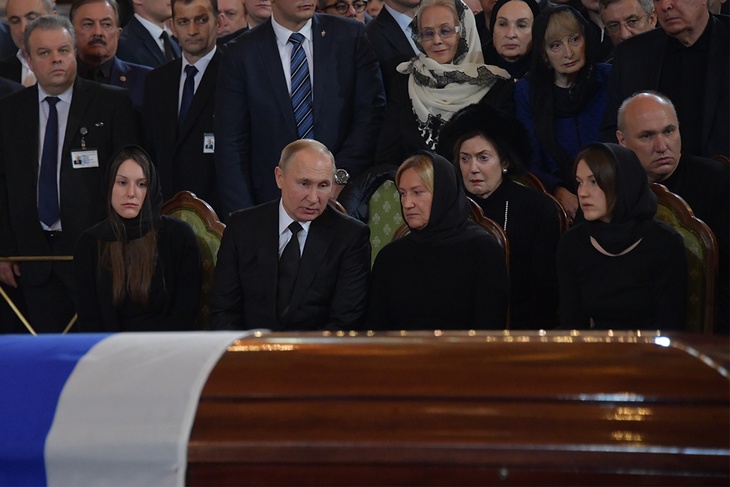 Химик и пчеловод в кепке, возглавивший столицу: биография Юрия Лужкова