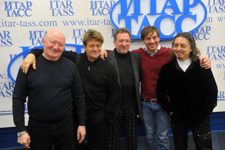 Не живет с женой 25 лет, но до сих пор с ней не развелся: биография «Песняра» Валерия Дайнеко 