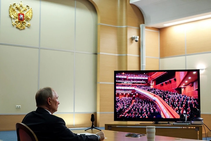 Владимир Путин во время участия в режиме видеоконференции в пленарном заседании XXV Всемирного Русского народного собора в Государственном Кремлевском дворце. 