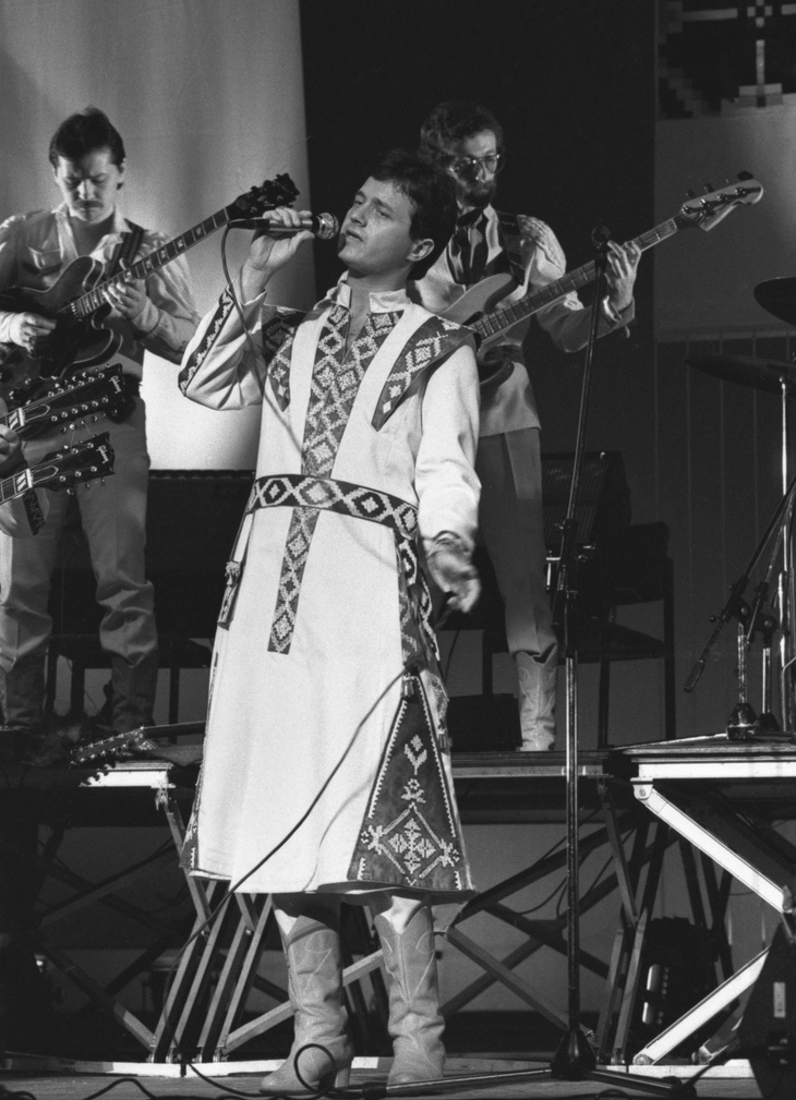 Не живет с женой 25 лет, но до сих пор с ней не развелся: биография «Песняра» Валерия Дайнеко 