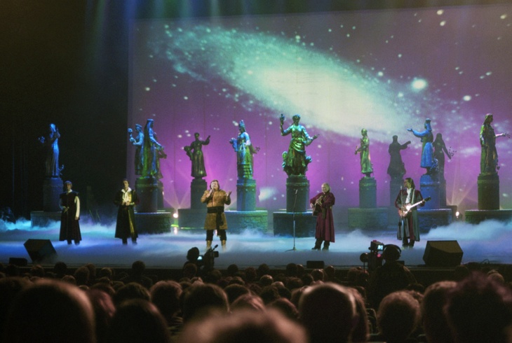 Не живет с женой 25 лет, но до сих пор с ней не развелся: биография «Песняра» Валерия Дайнеко 