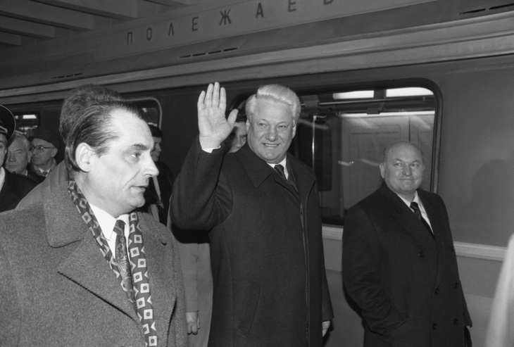 Химик и пчеловод в кепке, возглавивший столицу: биография Юрия Лужкова