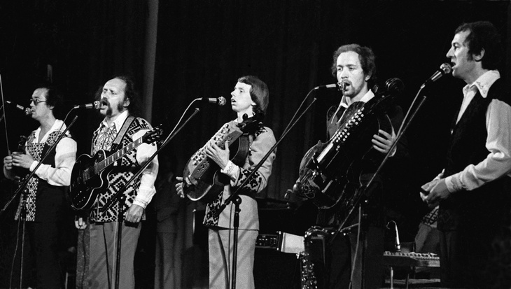 Не живет с женой 25 лет, но до сих пор с ней не развелся: биография «Песняра» Валерия Дайнеко 