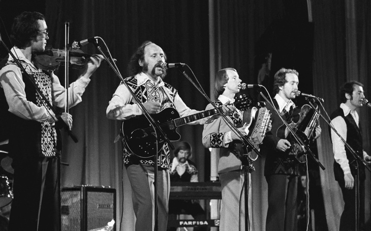 Не живет с женой 25 лет, но до сих пор с ней не развелся: биография «Песняра» Валерия Дайнеко 