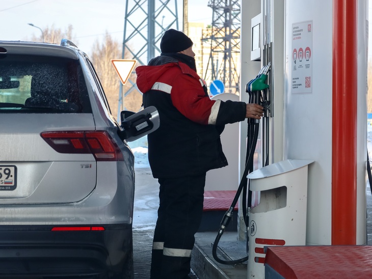 Аналитик объяснил снижение оптовых цен на бензин
