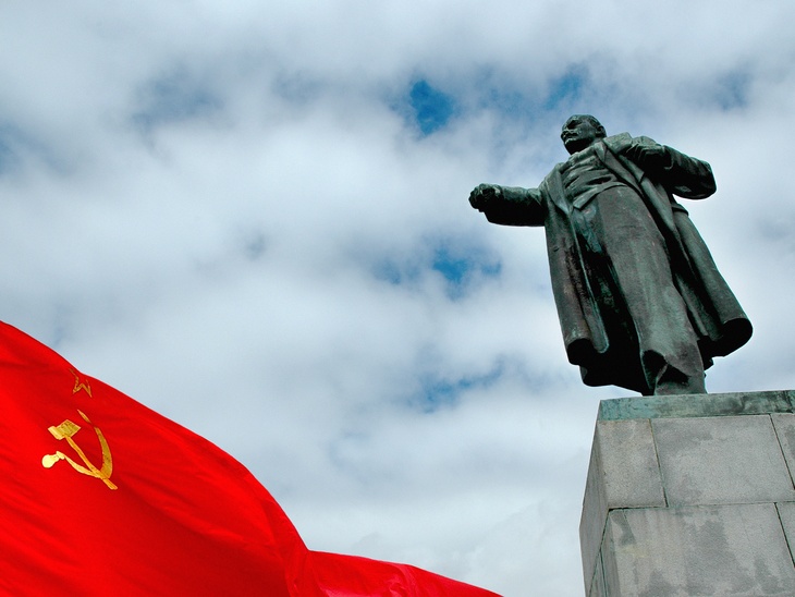 В Харькове мужчину осудили за продажу флага СССР