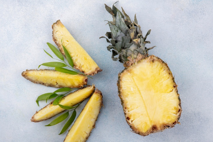 Диетолог развеяла частое заблуждение о пользе ананасов при похудении
