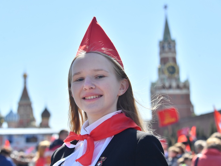 В России предложили добавить аналог пионерского галстука к школьной форме