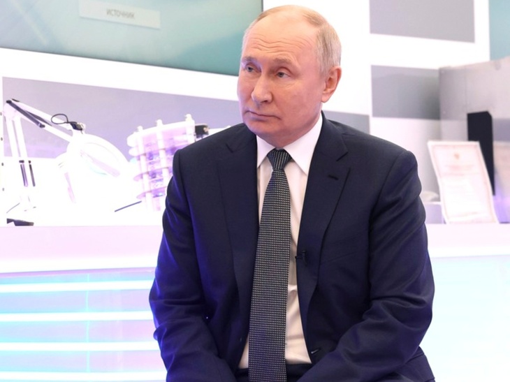 Путин поздравил россиян с Днем защитника отечества 