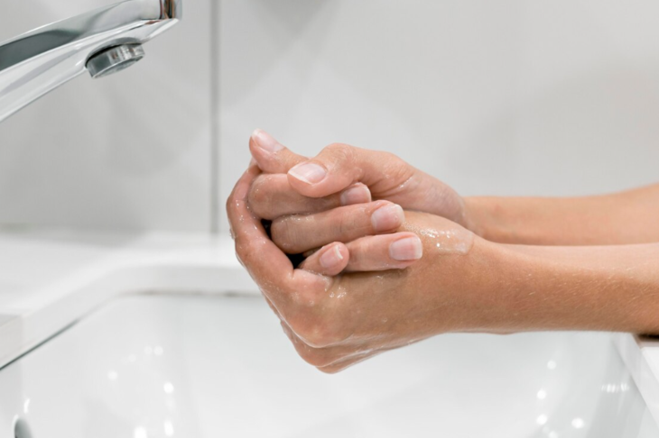 Врач объяснила, почему частое мытье рук вредит коже
