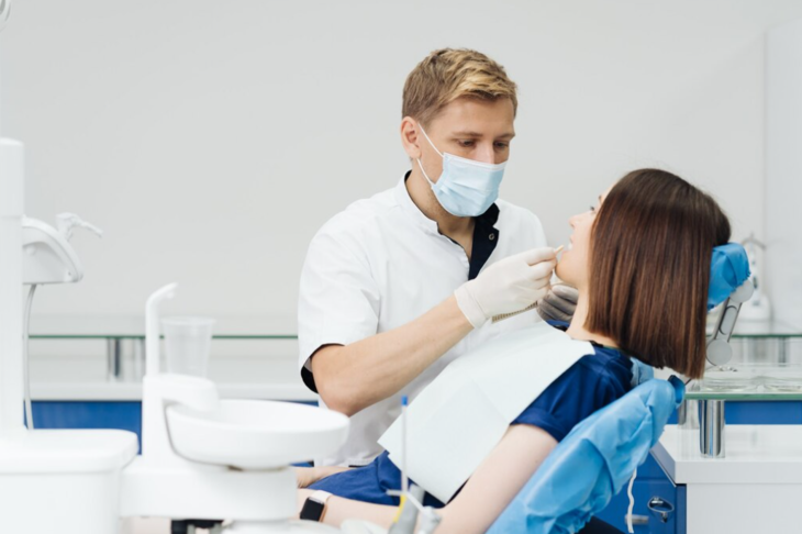 Слуцкий предложил дать многодетным женщинам право на бесплатное лечение зубов