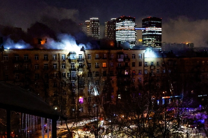 Крыша жилого дома горела ночью в Москве: 400 человек были эвакуированы