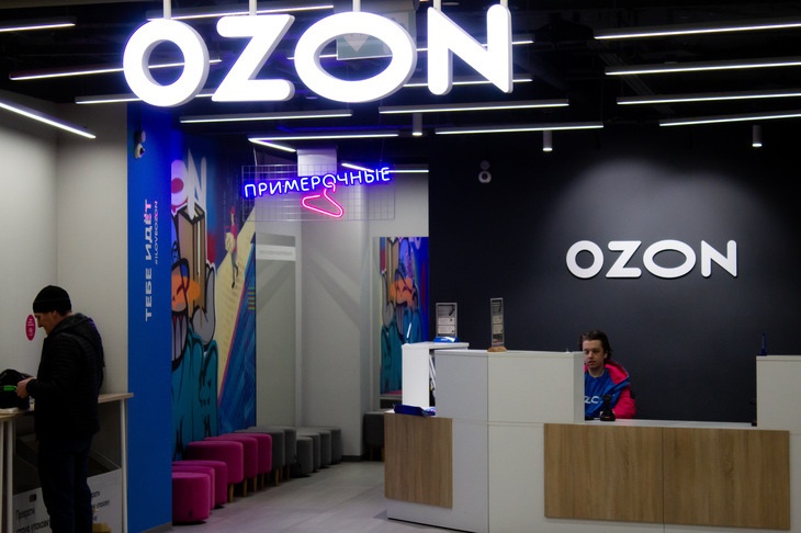 В Ozon заявили, что отстранили свою сотрудницу, напавшую на режиссера Ласта