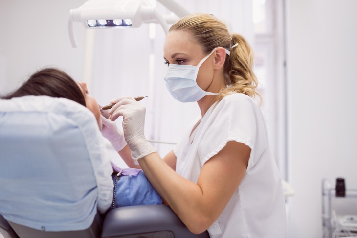 Стоматолог объяснила, о каком заболевании говорят белые или темные пятна на зубах
