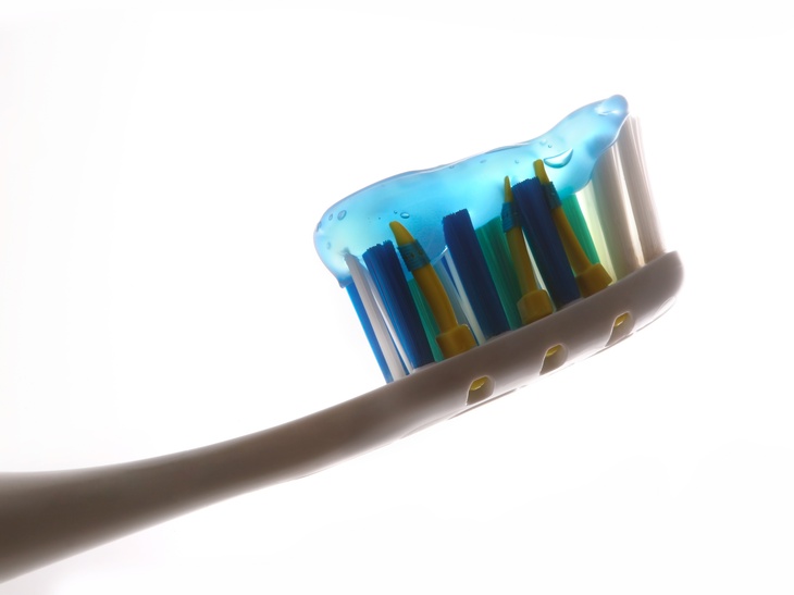 Стоматолог предупредил об опасности тренда против чистки зубов 