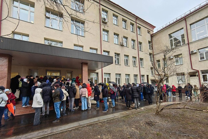 Москвичи выстроились в гигантскую очередь, чтобы сдать кровь для пострадавших в теракте в «Крокус Сити Холле»